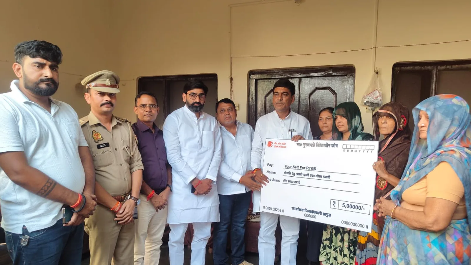 गढ़ विधायक ने गौरव त्यागी के परिवार को दिए 5 लाख रुपये