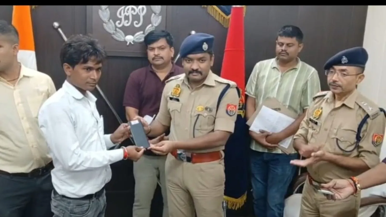 अमेठी पुलिस ने 217 चोरी मोबाइल फोन के मालिकों को वापस लौटाए