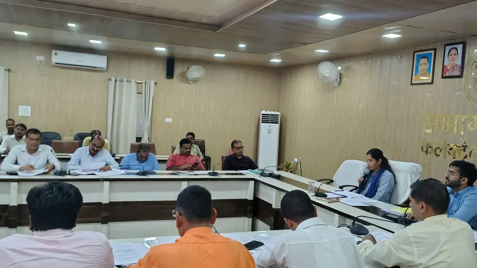 श्रावस्ती में जिलाधिकारी ने विकास कार्यों की प्रगति की समीक्षा की