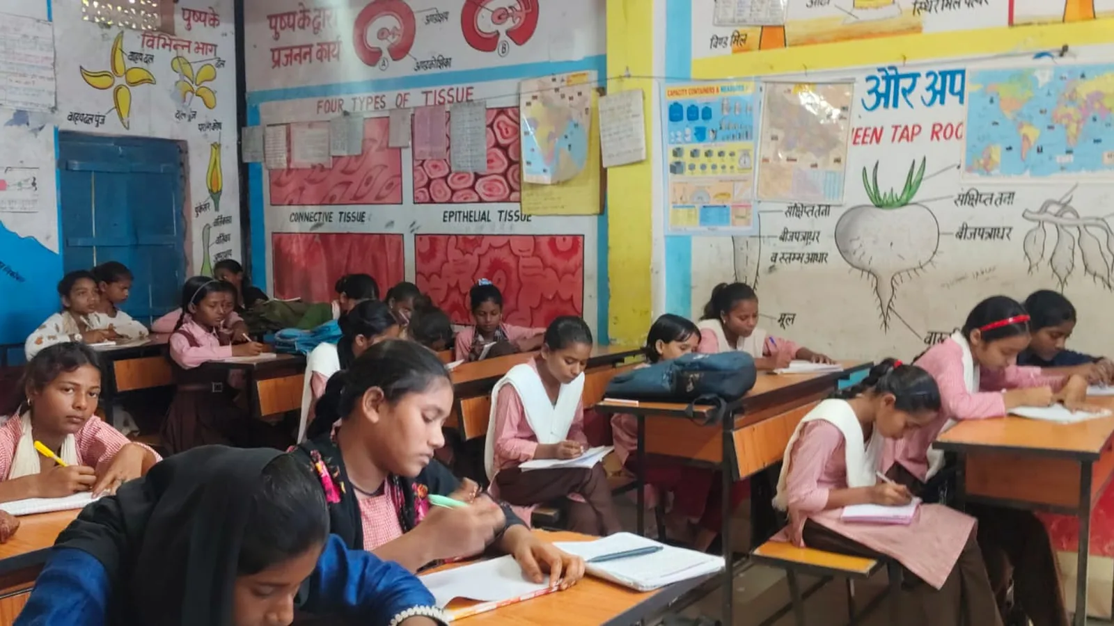 श्रावस्ती के स्कूल में हिंदी दिवस पर सुलेख प्रतियोगिता, रजनी को पहला पुरस्कार