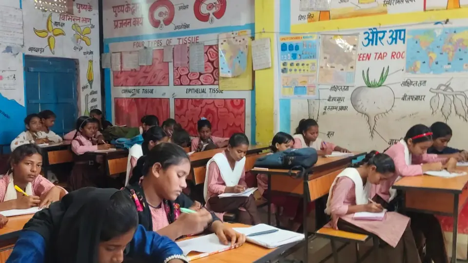श्रावस्ती के स्कूल में हिंदी दिवस पर सुलेख प्रतियोगिता, रजनी को पहला पुरस्कार