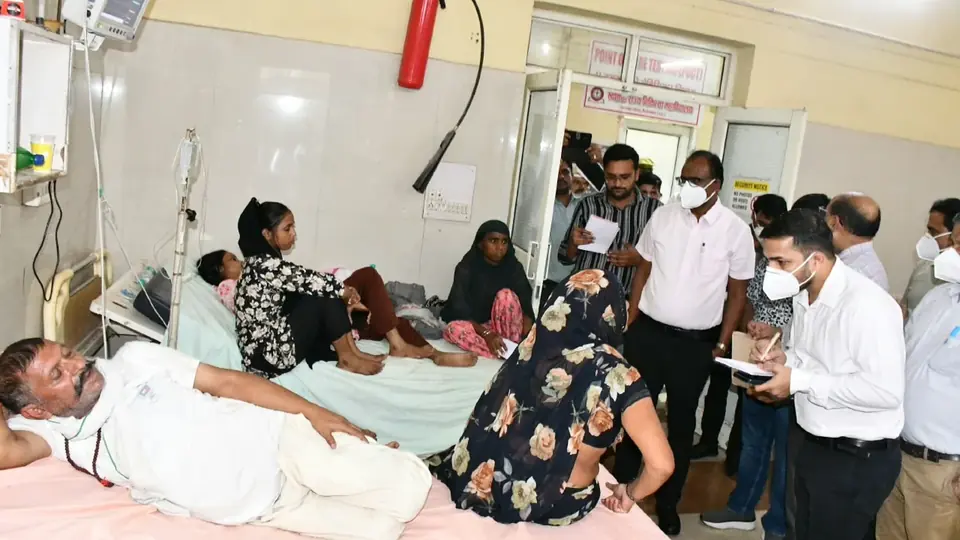 फिरोजाबाद के अस्पतालों का आकस्मिक निरीक्षण, जिलाधिकारी ने दी कड़ी चेतावनी