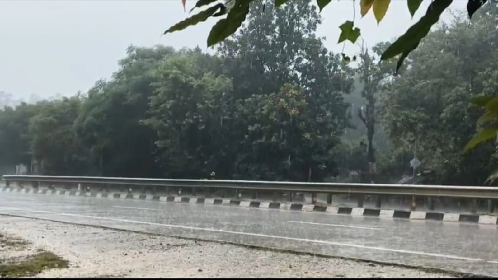 अमेठी में तेज बारिश से किसानों के चेहरे खिल उठे