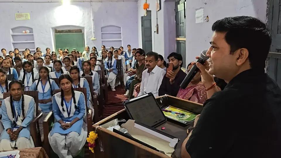 फिरोजाबाद के सीडीओ ने छात्रों को सफलता के सूत्र सिखाए, 4,800 जुड़े ऑनलाइन