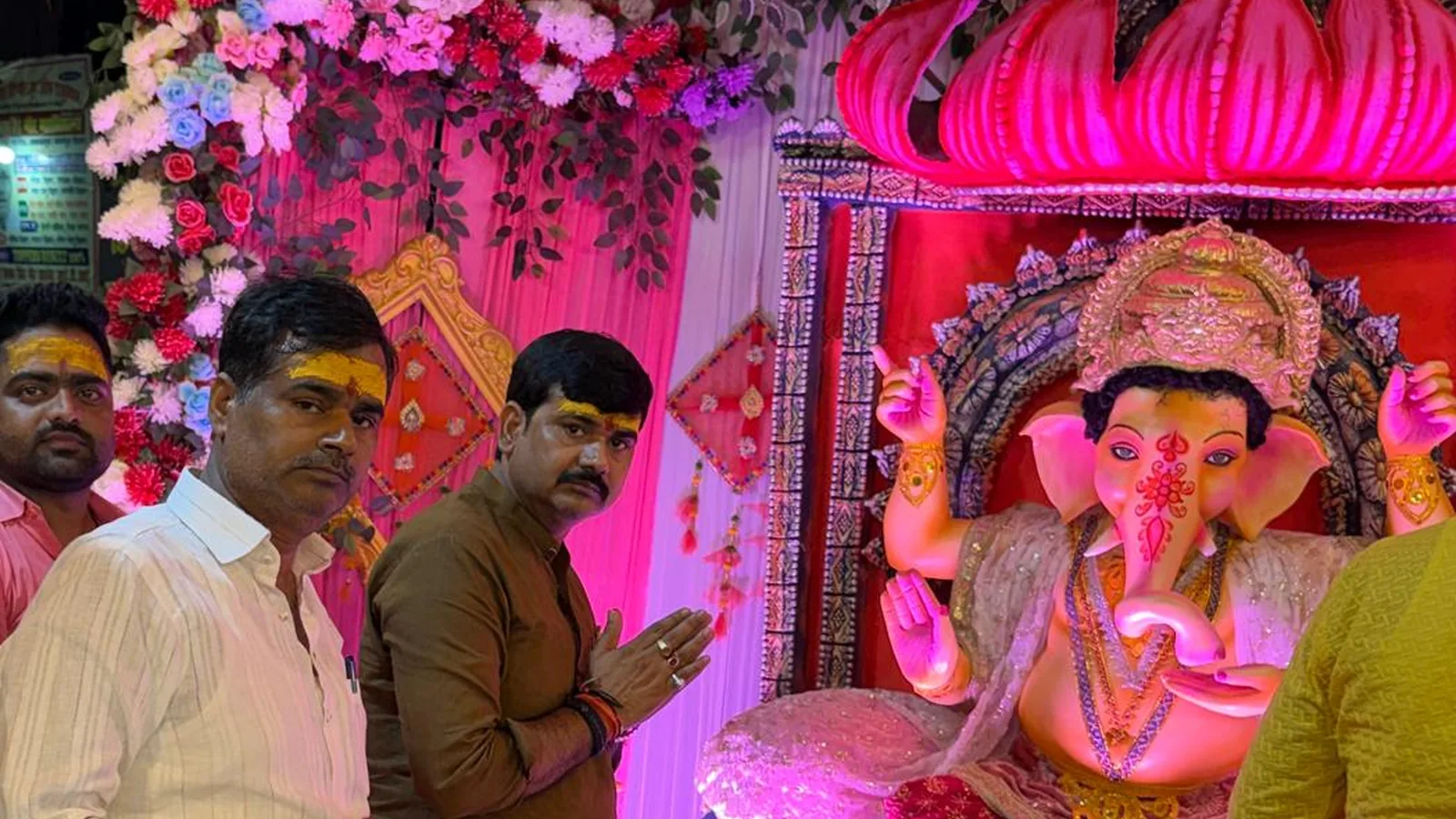रुरा नगर पंचायत में ब्लॉक प्रमुख ने गणेश महोत्सव में की पूजा-अर्चना