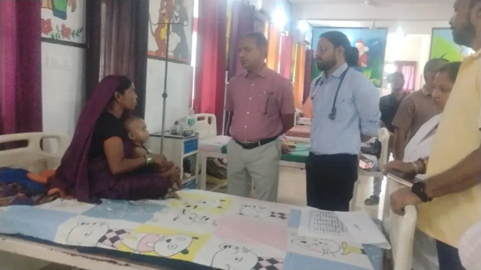 श्रावस्ती में मुख्य चिकित्सा अधिकारी का स्वास्थ्य सेवाओं का औचक निरीक्षण