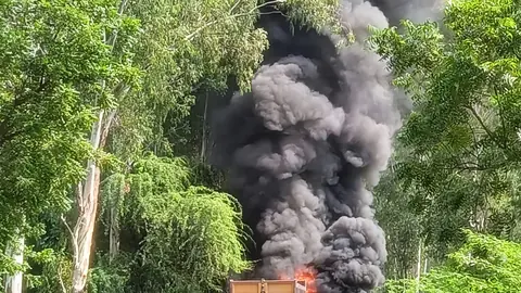 हाथरस में ट्रक की टक्कर से युवक की मौत, भीड़ ने ट्रक फूंका