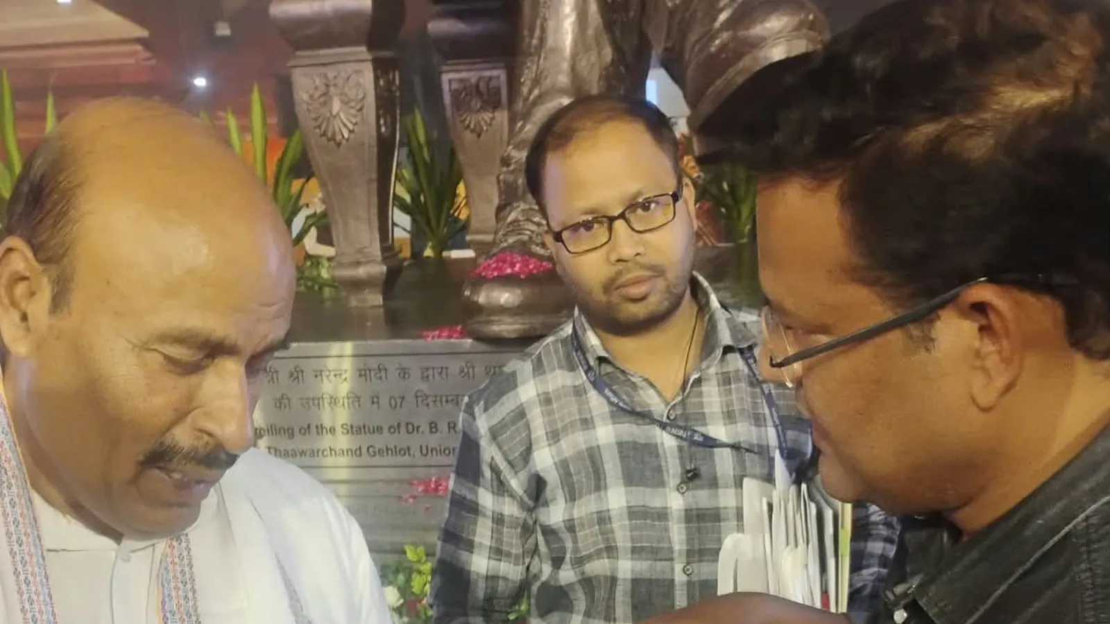 नशे से उबरे लोगों ने ली सामूहिक शपथ, मंत्री ने दिलाई प्रतिज्ञा