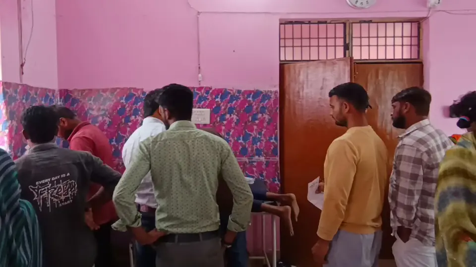 श्रावस्ती में कॉलेज गेट के बाहर छात्र की पिटाई, कई घायल