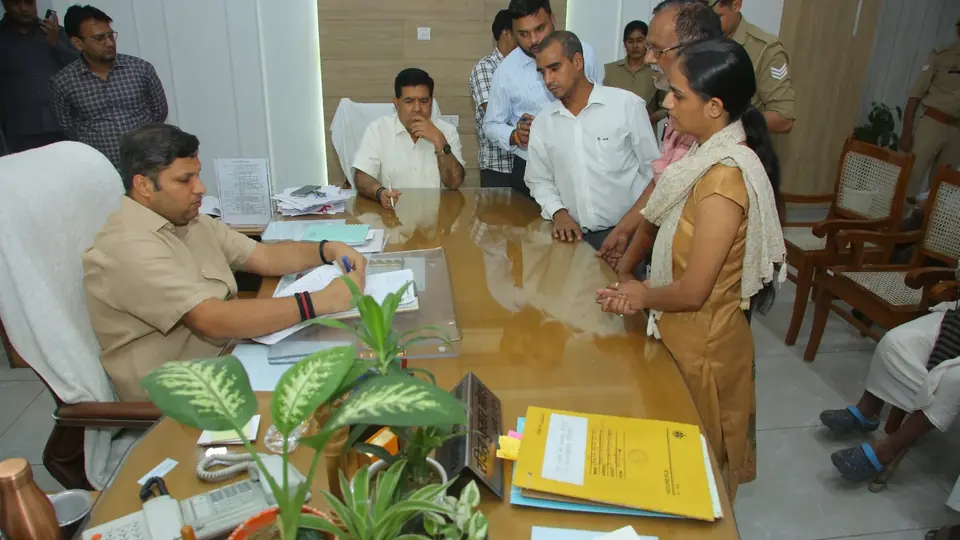 गाजियाबाद के जिलाधिकारी ने जनसुनवाई में सुनीं लोगों की समस्याएं