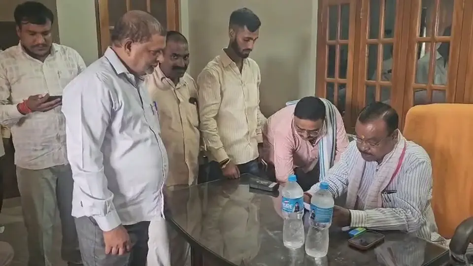 श्रावस्ती में सड़कों की खस्ता हालत पर विधायक से गुहार, निर्माण कार्य की कोशिश का आश्वासन