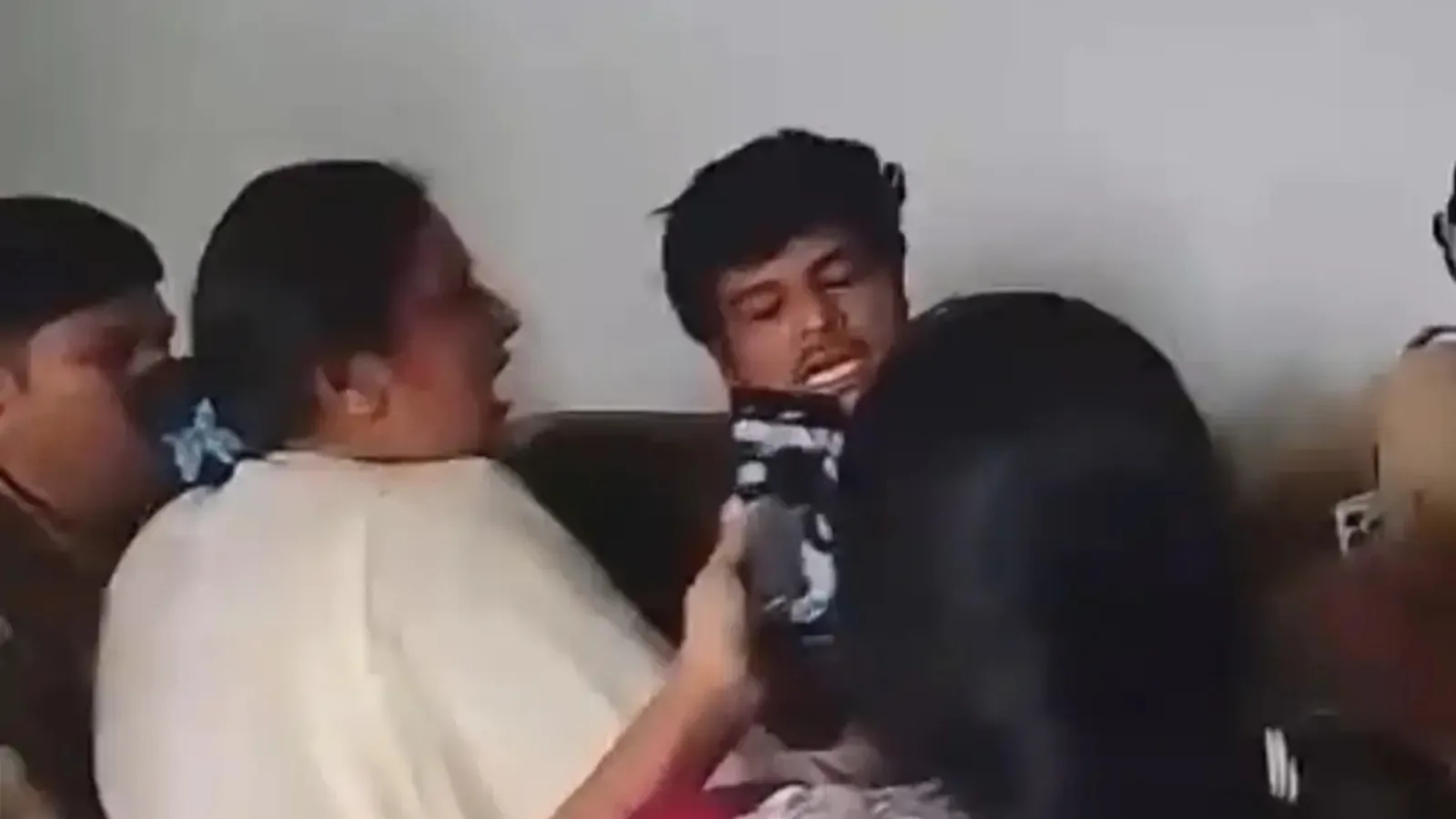 कोर्ट परिसर में महिला और भाई के साथ पति-देवर की मारपीट का मामला