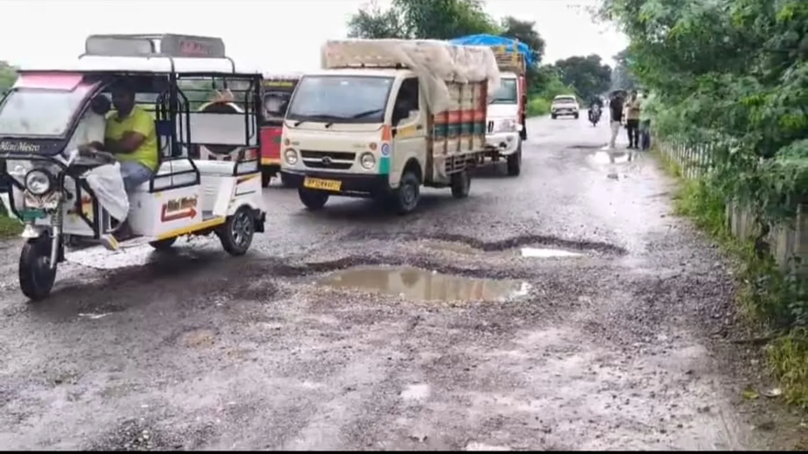 Amethi NH-56 Near Jafarganj Becomes Pothole Hazard, Locals Say