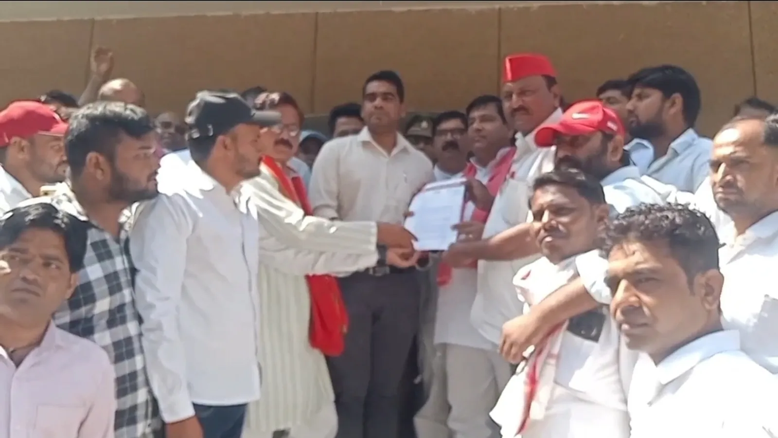 Samajwadi Party Demands Compensation For Rain-Hit Farmers In Hathras