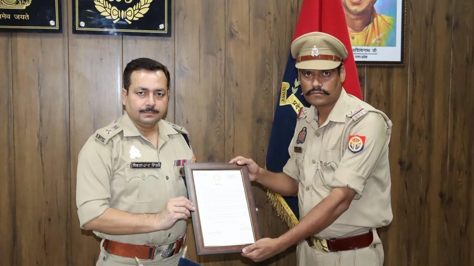 Sambhal Police Return Woman's Jewellery Bag Found At Nehru Chowk