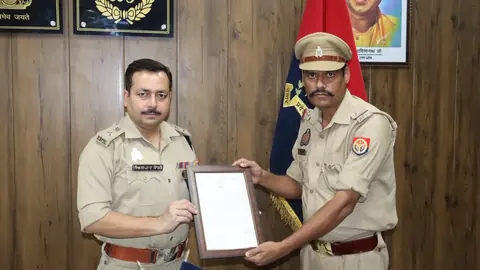 Sambhal Police Return Woman's Jewellery Bag Found At Nehru Chowk
