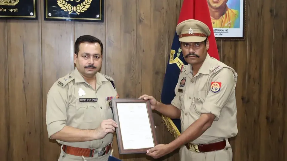 Sambhal Police Return Woman's Jewellery Bag Found At Nehru Chowk
