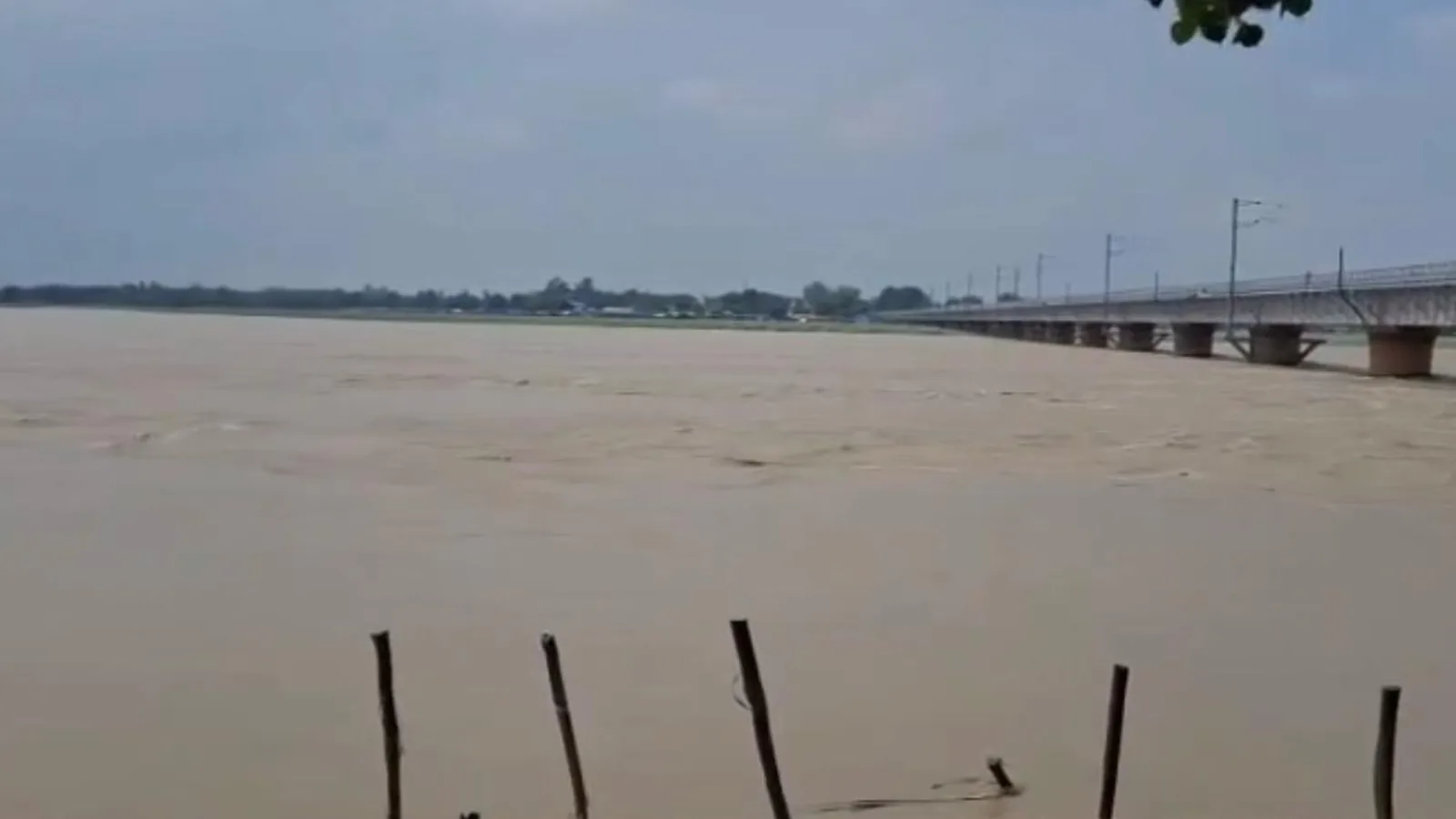 संभल में गंगा उफान पर, आधा दर्जन गांवों में घुसा पानी