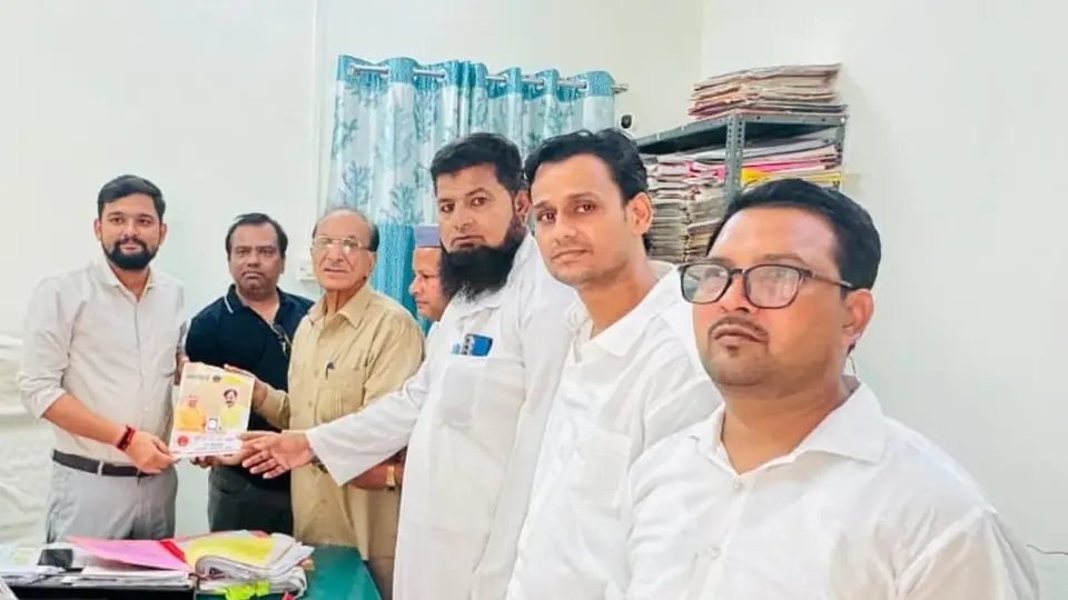 संभल में व्यापार मंडल ने जिला खनन अधिकारी से की मुलाकात