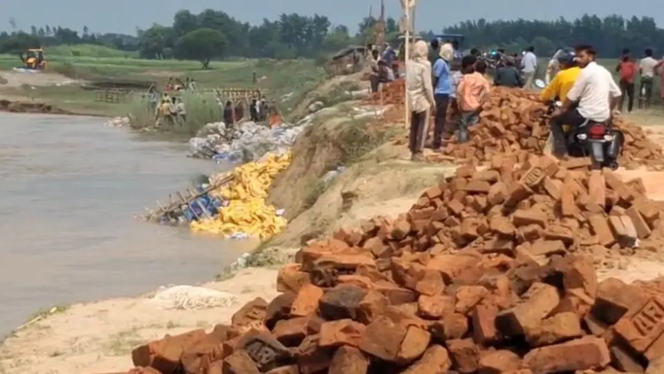 Rapti River erosion threatens 37-crore bridge in Shravasti, isolates villages