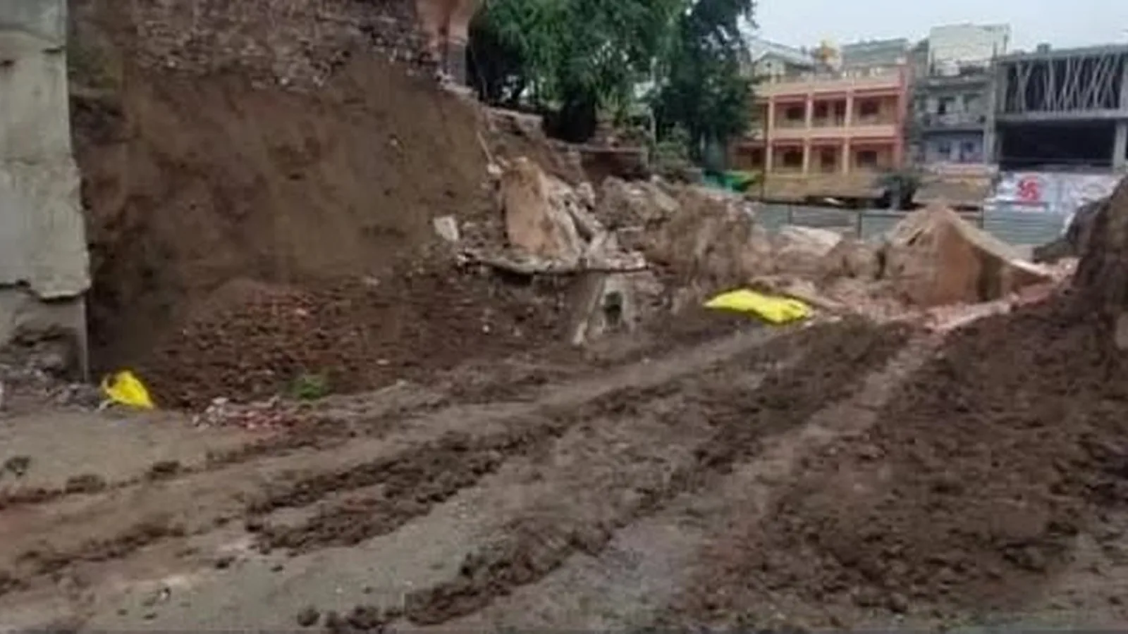 उज्जैन में 14वीं शताब्दी का महाकाल द्वार ढह गया, श्रद्धालु परेशान