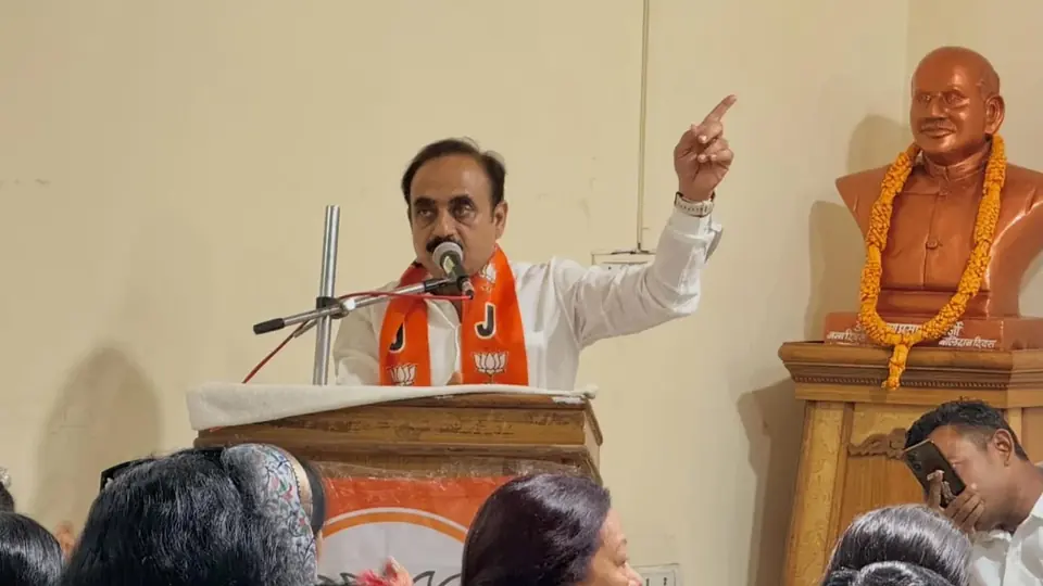 उज्जैन सिंहस्थ मेले के विकास के लिए जमीन देने वाले किसानों को मुआवजे के चेक