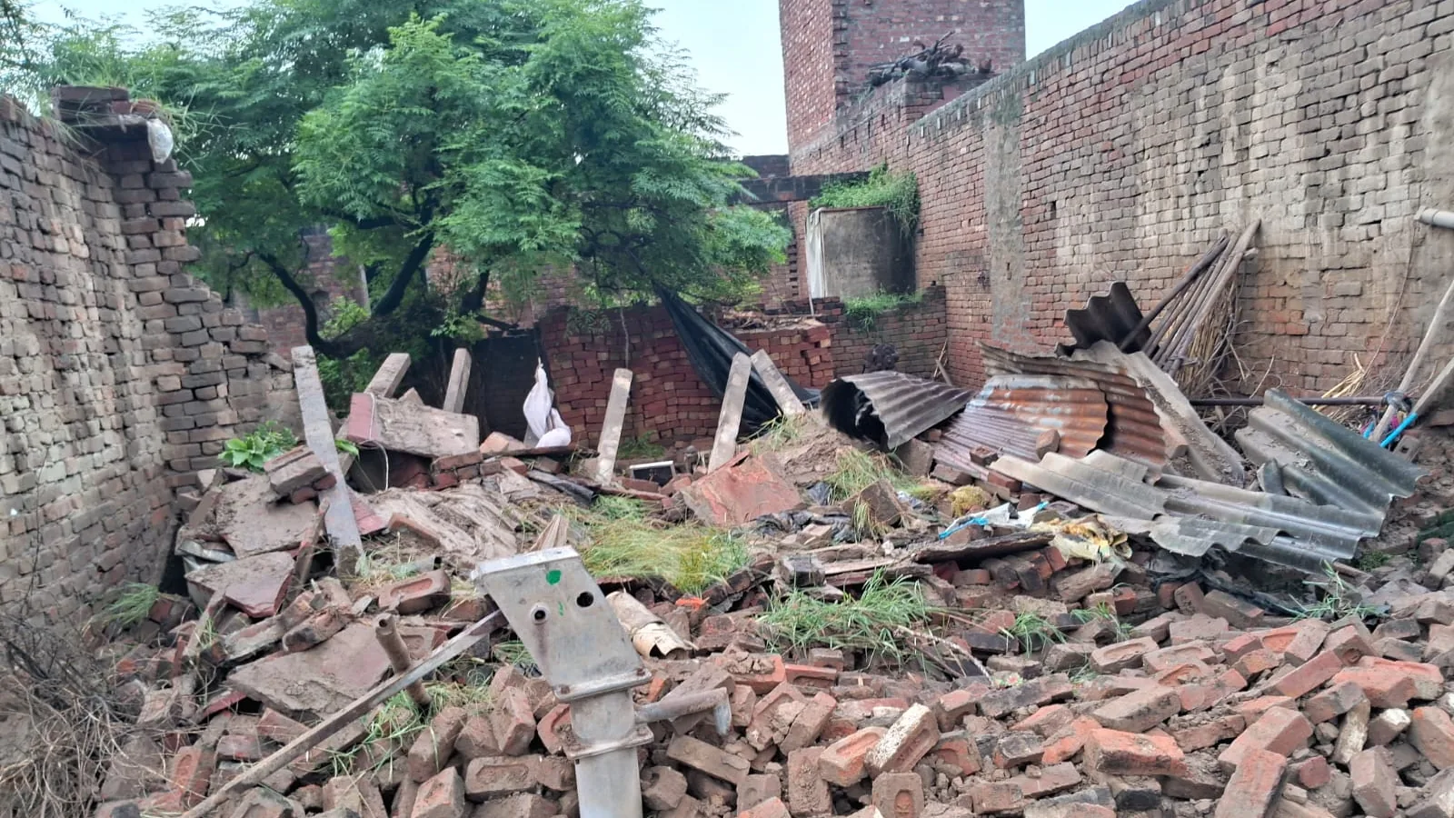 परतापुर गांव में तालाब का पानी भरने से किसान का घर गिरा