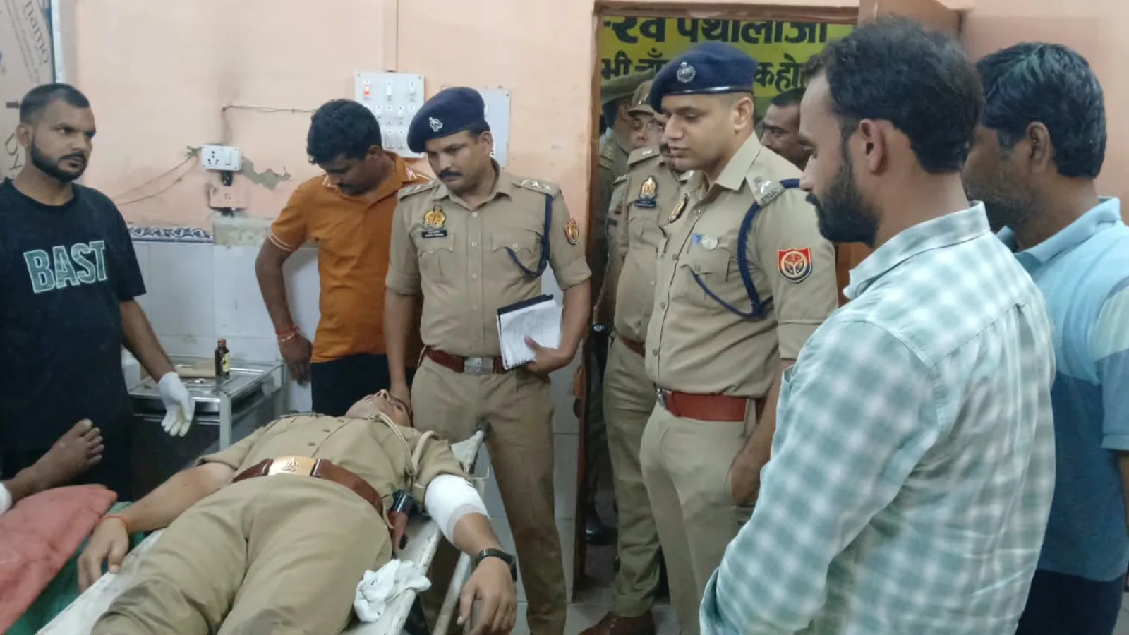 पुलिस ने दो इनामिया बदमाशों को मुठभेड़ में पकड़ा, एक घायल