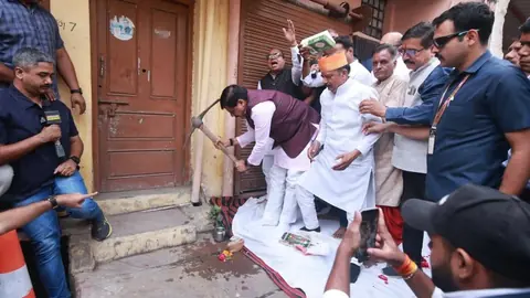 उज्जैन में सीएम मोहन यादव ने खुद तोड़ना शुरू किया पैतृक मकान