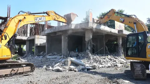 Ujjain Municipal Corporation demolishes illegal Madhvanand Ashram construction on Sinhasth land