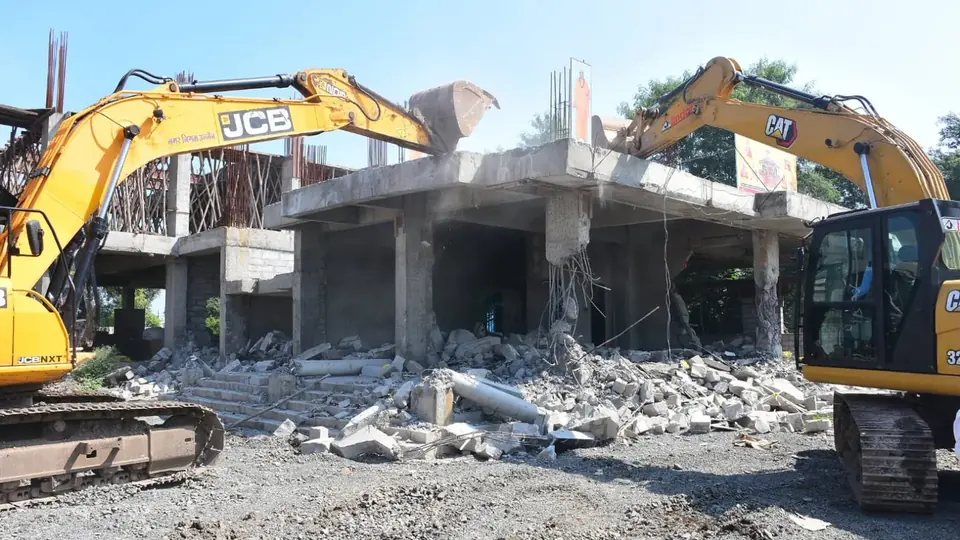 Ujjain Municipal Corporation demolishes illegal Madhvanand Ashram construction on Sinhasth land