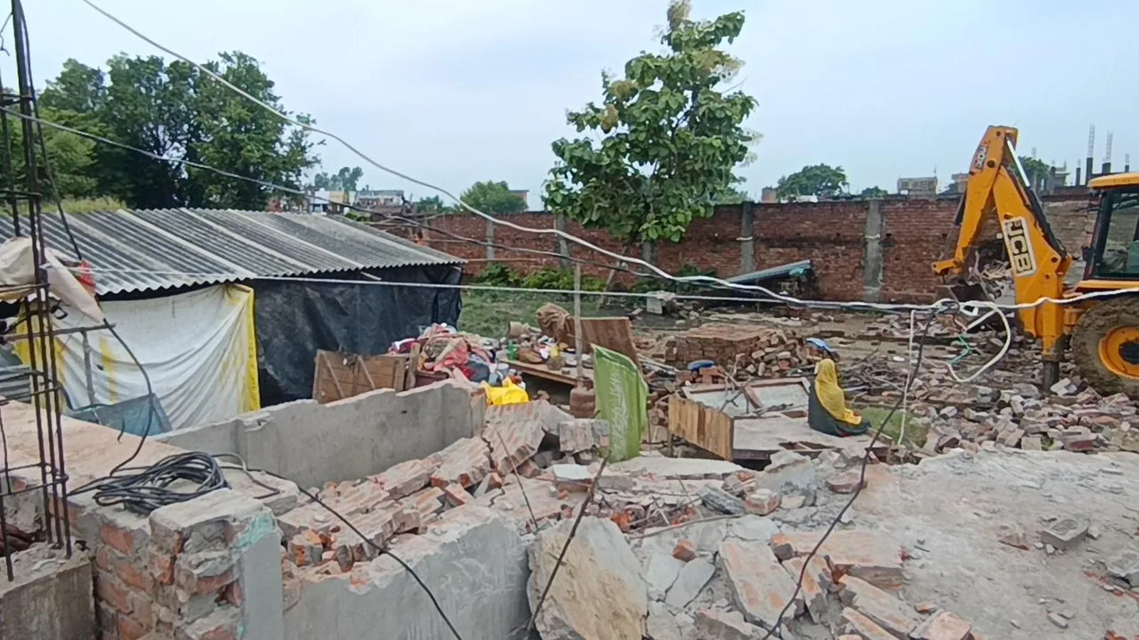 Bulldozers demolish nine homes on government pond land in Shravasti district