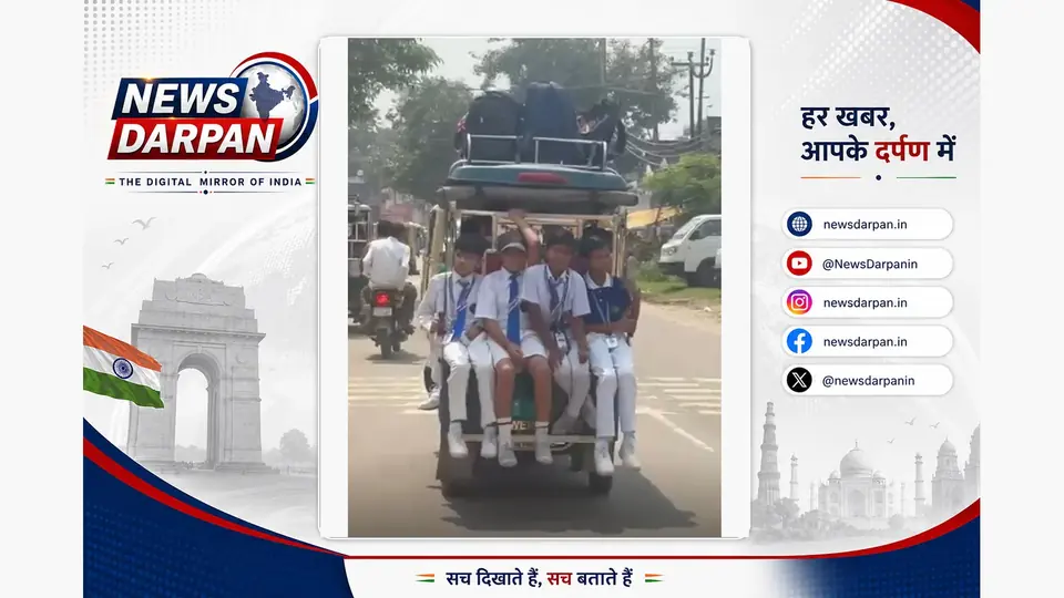 स्कूल जाते बच्चे ई-रिक्शा से लटककर कर रहे खतरनाक सफर, चंदौसी का मामला