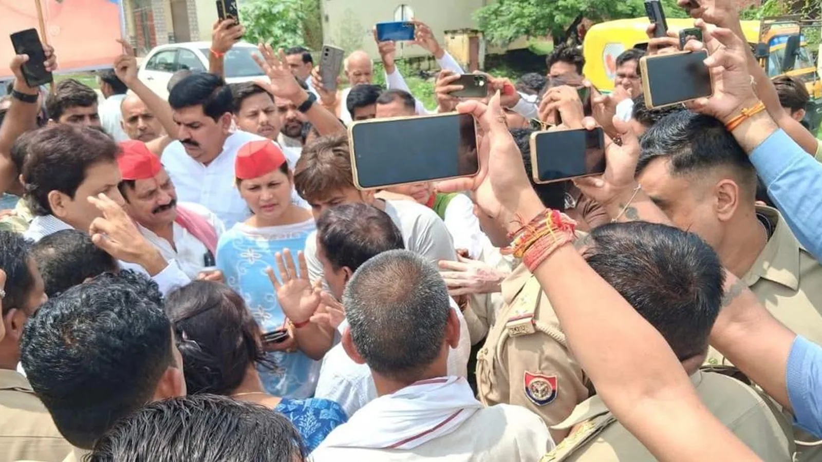सपा का विरोध, भाजपा पर 26 हजार स्कूल बंद करने का आरोप