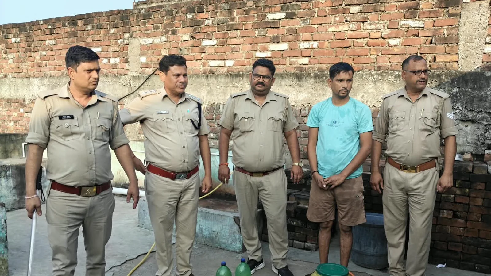 औरैया में अवैध शराब के खिलाफ छापेमारी, 35 लीटर शराब बरामद