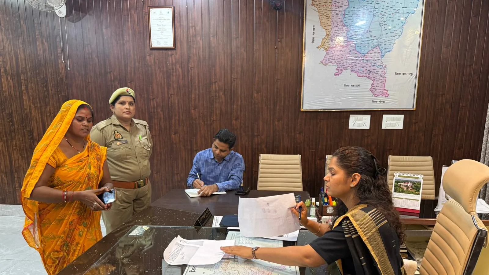 श्रावस्ती की जिलाधिकारी ने जनता दर्शन में सुनीं 14 शिकायतें, तुरंत दिए निर्देश