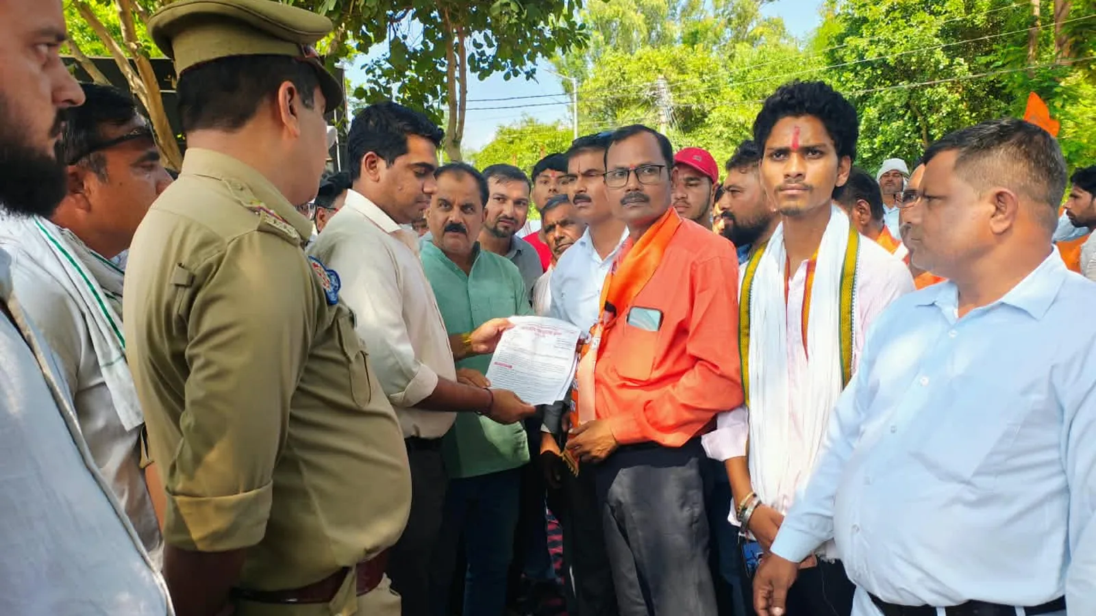 हाथरस में सवर्ण समाज का प्रदर्शन, आरक्षण-यूजीसी नीतियों की समीक्षा मांगी