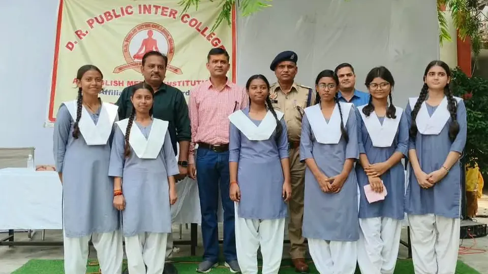 बांदा पुलिस ने स्कूल में बच्चों को सड़क सुरक्षा और साइबर अपराध की दी सीख