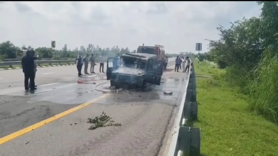 Hearse catches fire on Purvanchal Expressway, body rescued safely