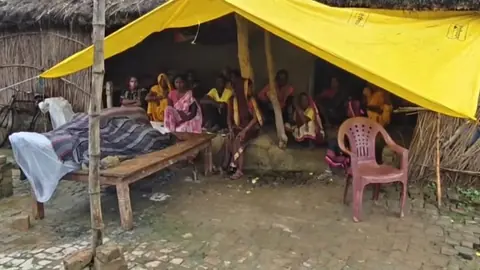 अमेठी: बगीचे में मिला शव, परिजनों ने साथियों पर हत्या का आरोप लगाया
