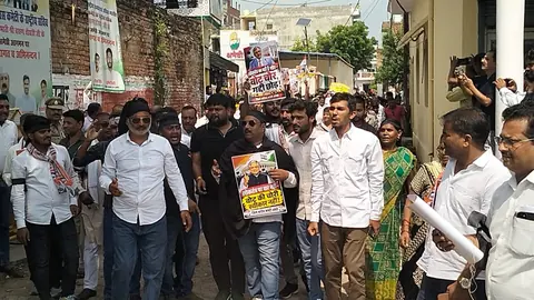 Congress Workers Clash With Police During Amethi Protest Against Election Commission