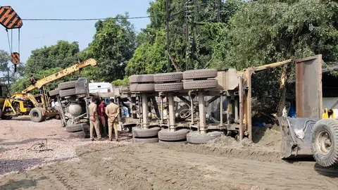Dumper overturns on shanty in UP, child feared trapped under debris