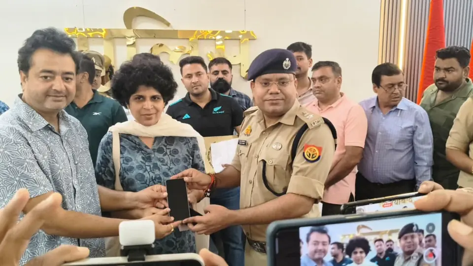 Ghaziabad police recover and return 500 stolen mobile phones to owners