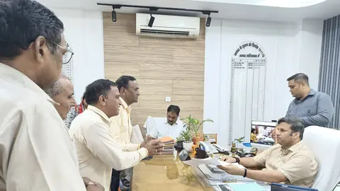 Ghaziabad District Magistrate holds public hearing, resolves citizen complaints on land and revenue issues