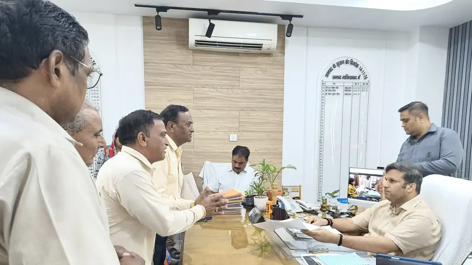 Ghaziabad District Magistrate holds public hearing, resolves citizen complaints on land and revenue issues