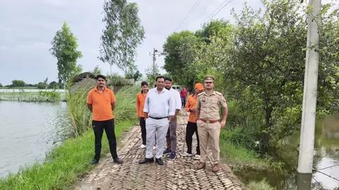 District administration assesses flood damage in Tarbganj villages, pledges support