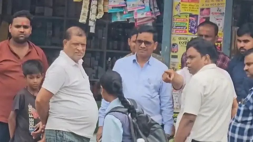 Shravasti residents gherao PWD officials over waterlogged roads, demand immediate repairs