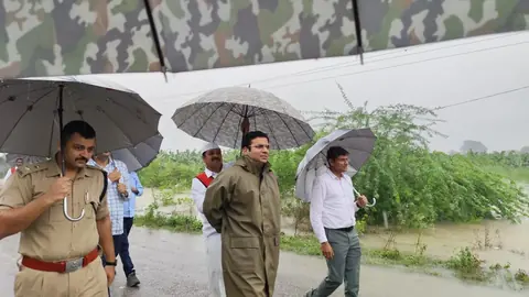 बांदा में जलभराव का डीएम-एसपी ने लिया जायजा, निकासी के आदेश
