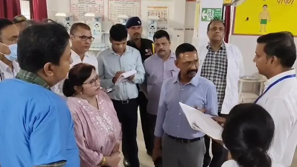 हमीरपुर जिला अस्पताल में डीएम का औचक निरीक्षण, सफाई पर नाराजगी