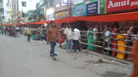 वाराणसी के लोलार्क कुंड पर छठ पर्व, चार लाख श्रद्धालुओं की भीड़ उमड़ी